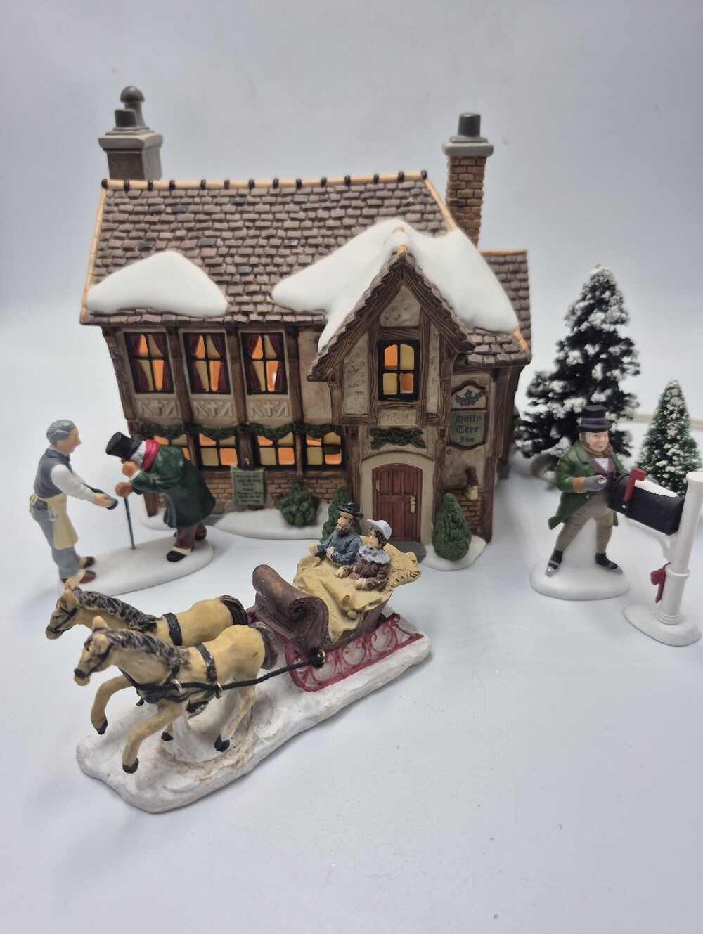 Department 56 Dickens village series Holly Tree inn limited edition